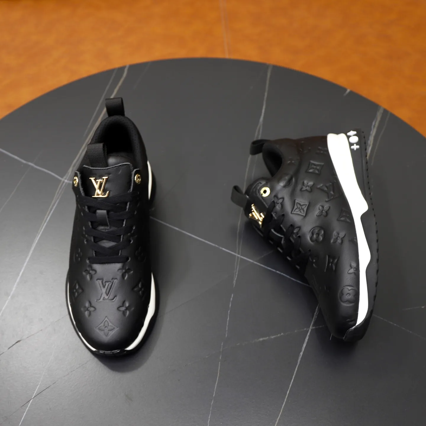 Factory price: 520💰【LV】Louis Vuitton is a high-end brand of men's shoes, new models on the market, top luxury brand, the latest fashionable casual men's shoes, trendy and versatile style, relaxed and sporty style, calfskin upper and ultra-fine workmanship. The original personalized fashionable rubber wear-resistant outsole is light and comfortable on the foot. Code number: 39-44 (45, 46 customized)